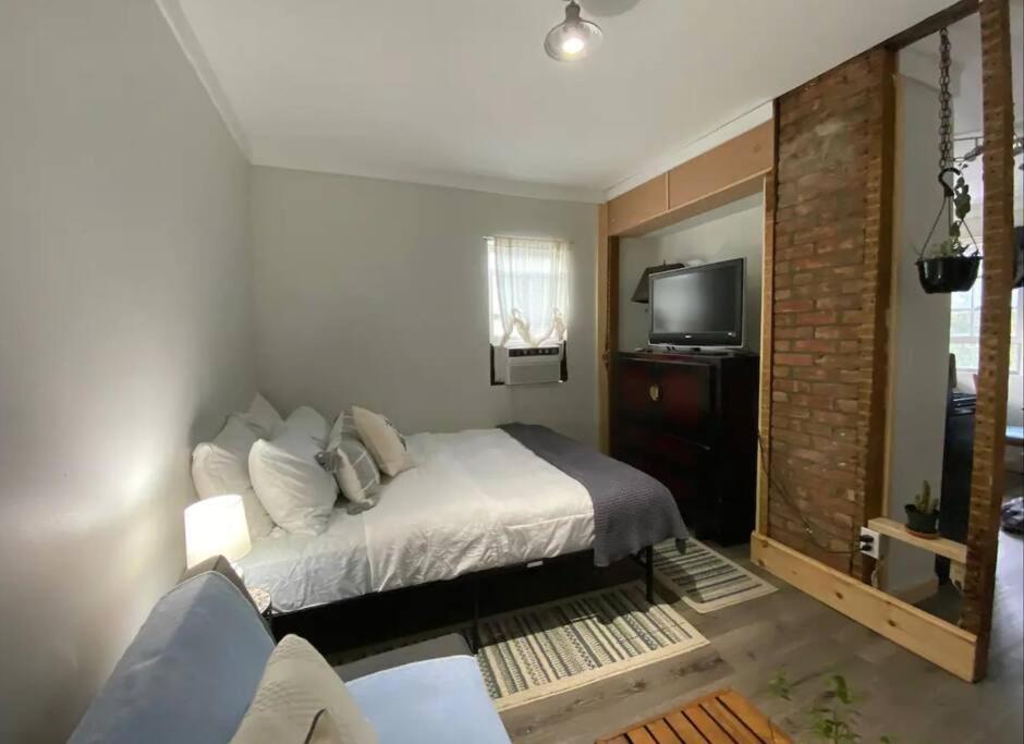 Studio Apt W Garden Kingston Exterior foto