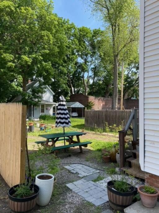 Studio Apt W Garden Kingston Exterior foto